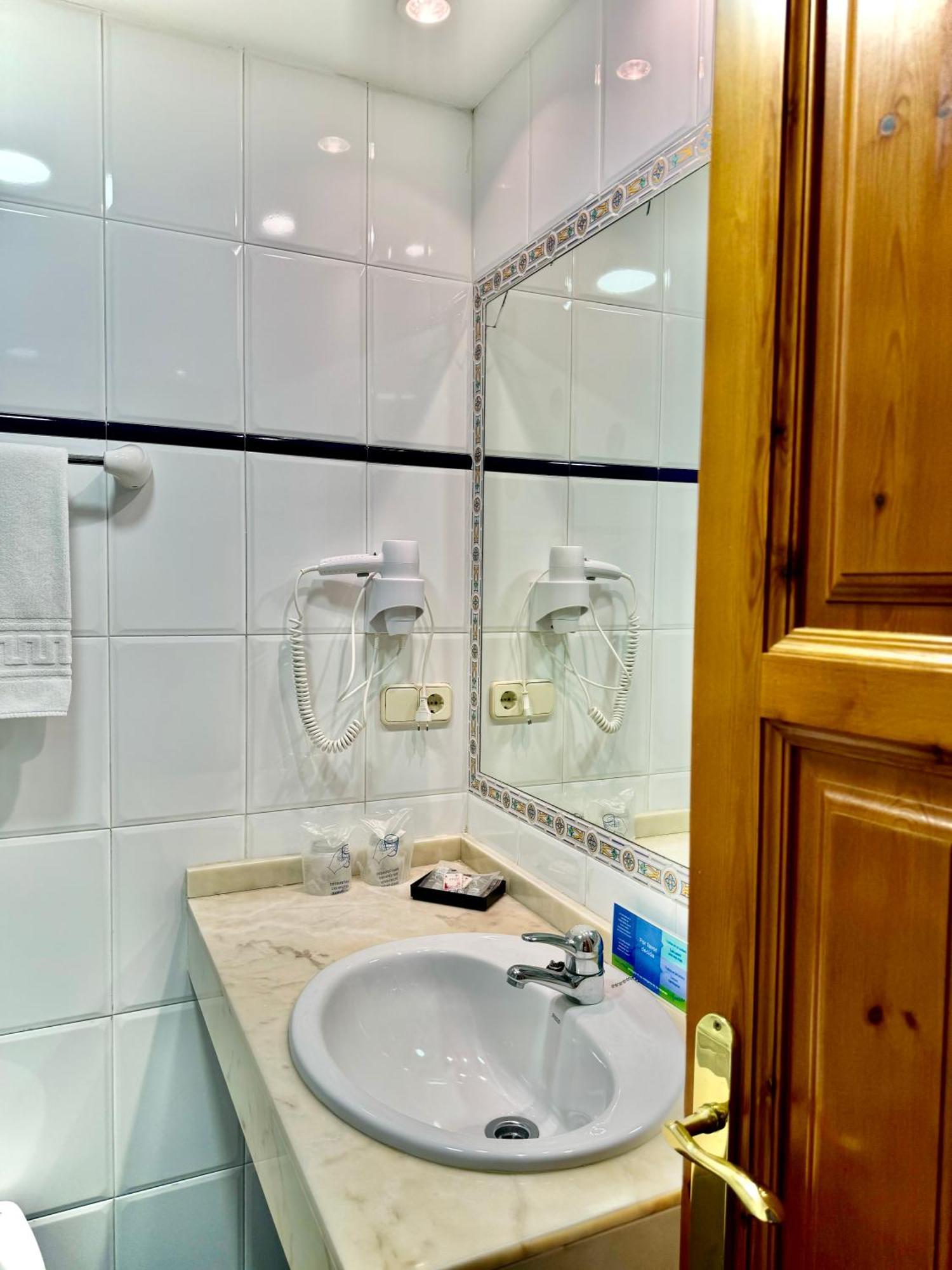 Hotel La Rivera Arenas De Cabrales Εξωτερικό φωτογραφία